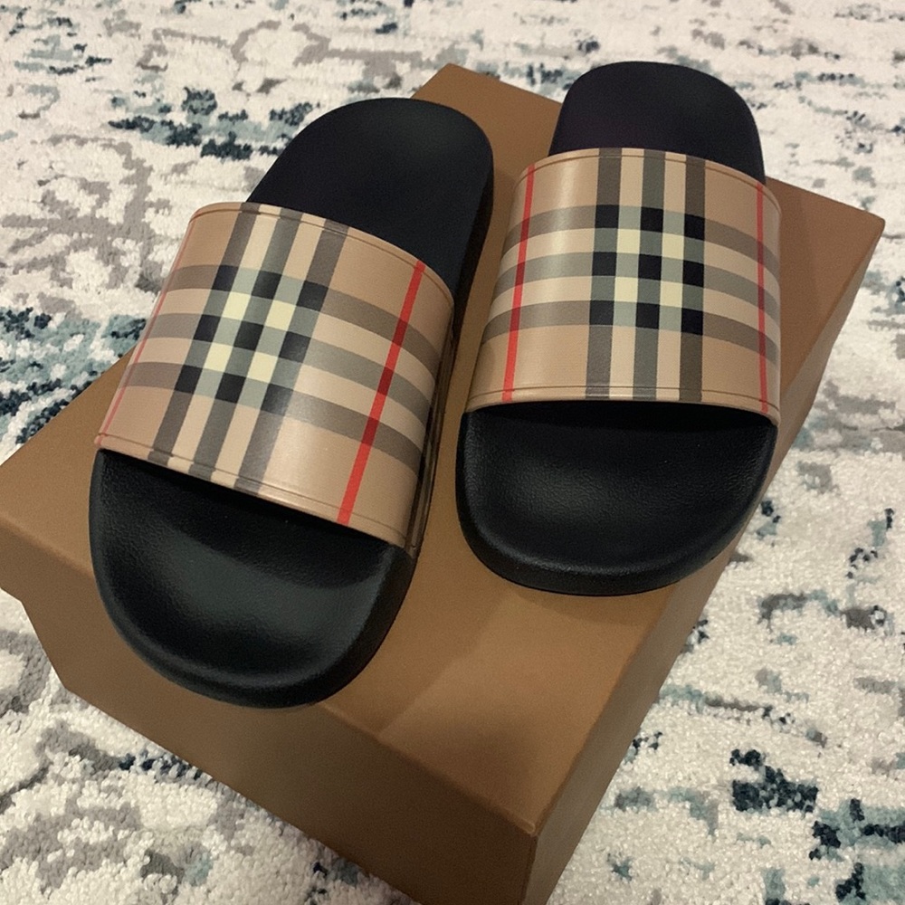 Brand new Burberry sandal come with dust bag and original box.